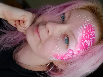 Kreatywne towarzystwo dla starszej osoby